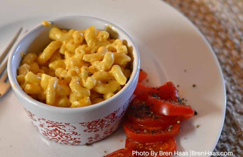 mac and cheese with fresh tomato